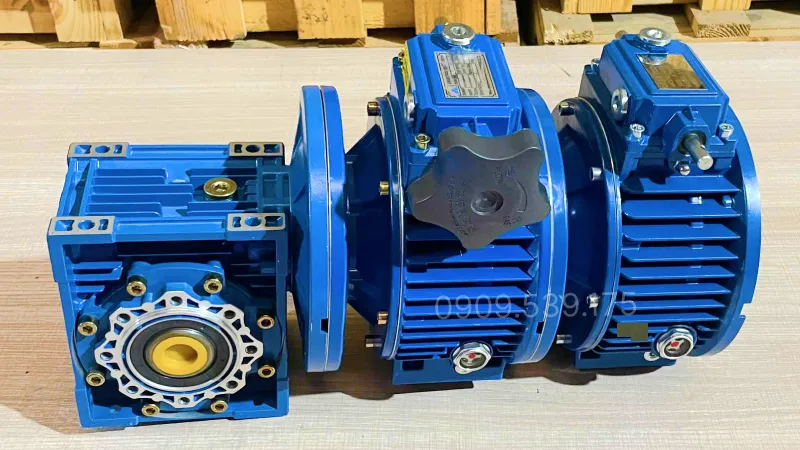 Ứng dụng hộp giảm tốc 3 cấp (2 UDL 2.2kW và 1 NMRV 75)