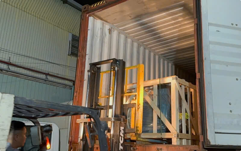 Bạn nhân viên đang tiến hành nhập kho