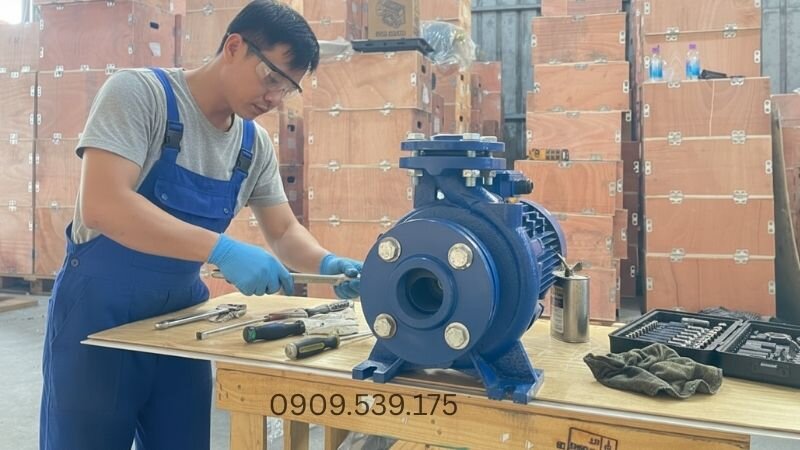 Bảo trì mô tơ máy bơm nước hiệu quả và bền bỉ sẽ giúp hệ thống vận hành ổn định.