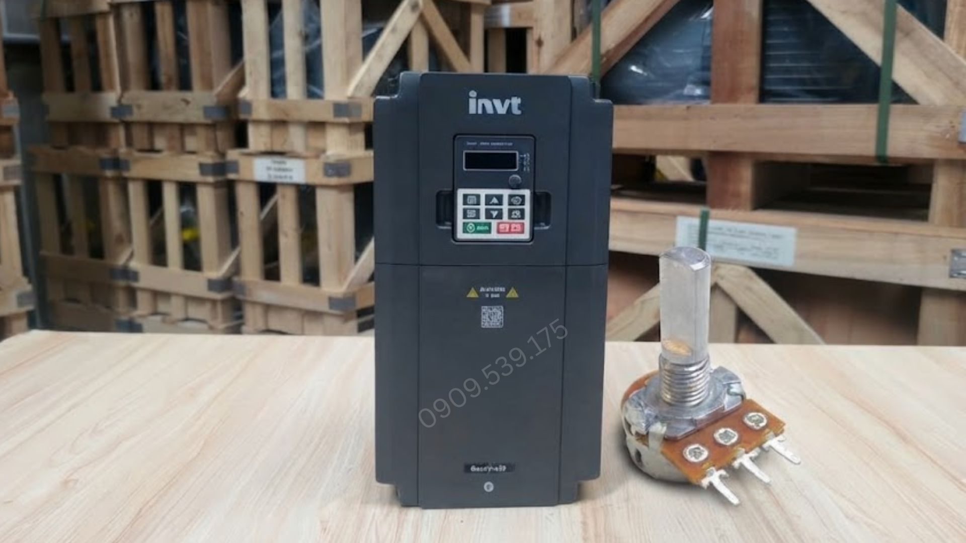 Gắn biến trở ngoài mặt tủ giúp an toàn và bảo vệ bo mạch