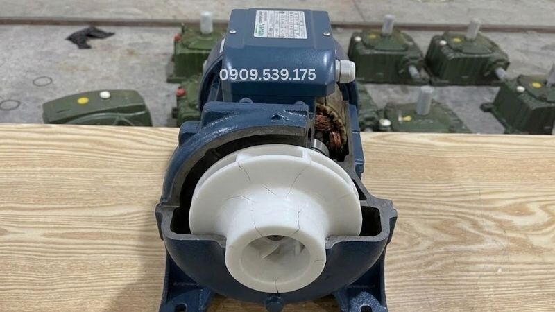 Máy bơm nước bị va đập mạnh dẫn đến guồng bơm bị nứt vỡ dẫn đến khi máy hoạt động có tiếng kêu bất thường.
