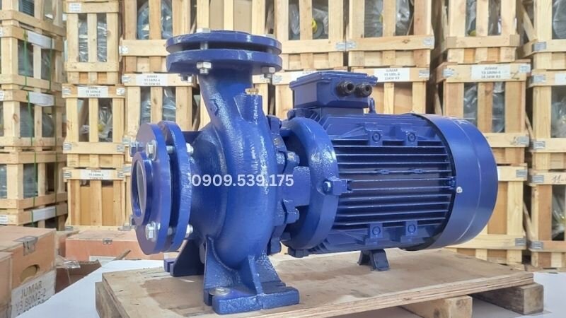Máy bơm nước ly tâm là thiết bị hoạt động dựa trên lực ly tâm của cánh bơm quay với tốc độ cao để tạo áp lực đẩy nước.