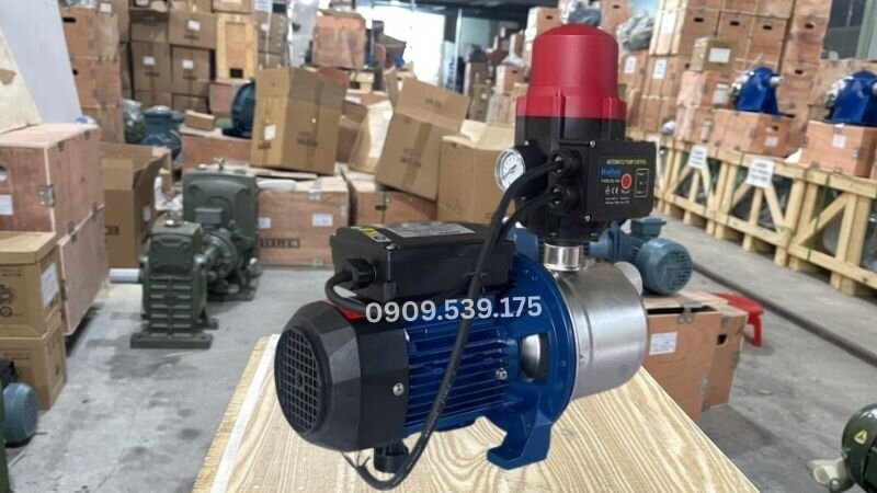 Sử dụng bơm tăng áp biến tần có khả năng điều chỉnh công suất thông minh, giúp tiết kiệm điện hiệu quả.