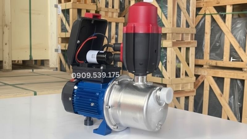 Tụ máy bơm tăng áp có nhiệm vụ tạo dòng điện lệch pha để giúp mô tơ khởi động dễ dàng và hoạt động ổn định.