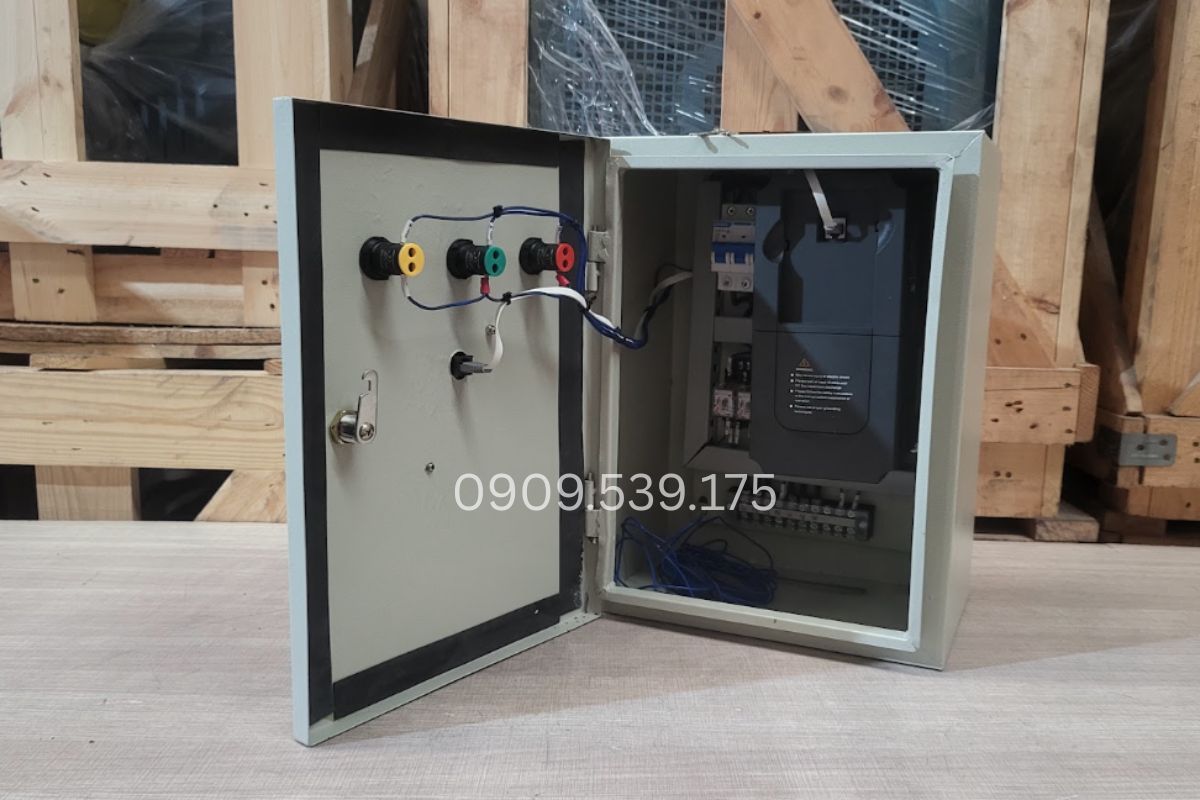 Bắt buộc lắp biến tần trong tủ điện kín