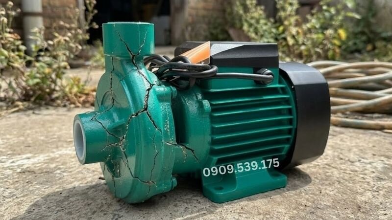 Buồng máy bơm nước bị nứt do va đập mạnh dẫn đến bị nứt.