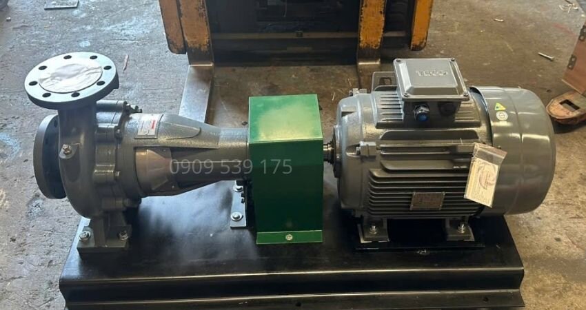 Cố định giá đỡ máy bơm nước vào đúng vị trí