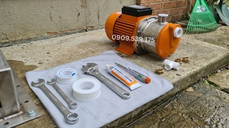 Dụng cụ trước khi lắp máy bơm nước gia đình.