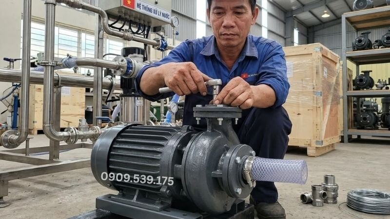 Kỹ thuật viên lắp đặt và bảo trì bơm ly tâm.