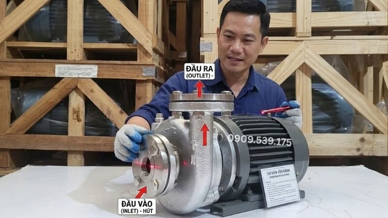 Kỹ thuật viên xác định đúng đầu vào và đầu ra của máy bơm nước.