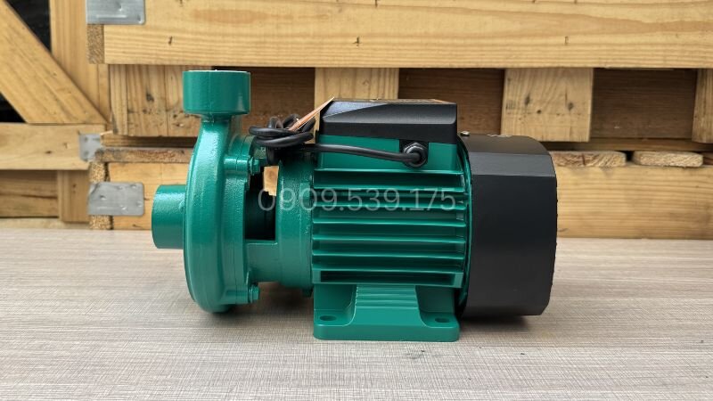 Lắp đặt máy bơm nước tránh những nơi ẩm thấp, nắng nóng để máy có thể hoạt động bền bỉ hơn.