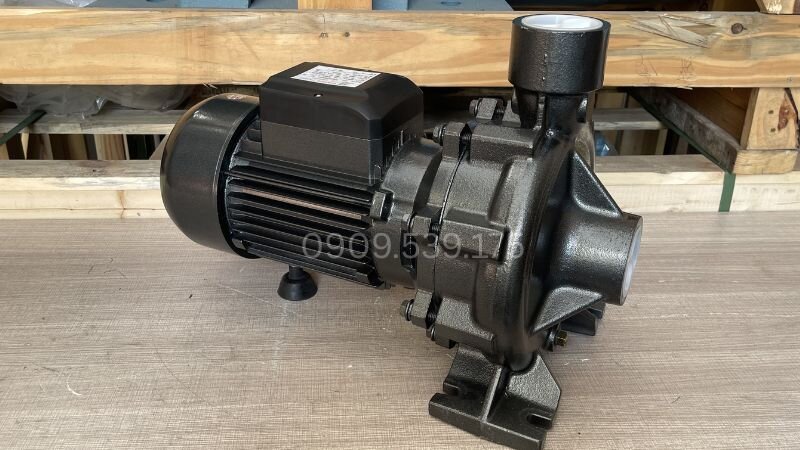 Góc nhìn trực diện của máy bơm nước 1 pha công suất 0.75kW 1Hp