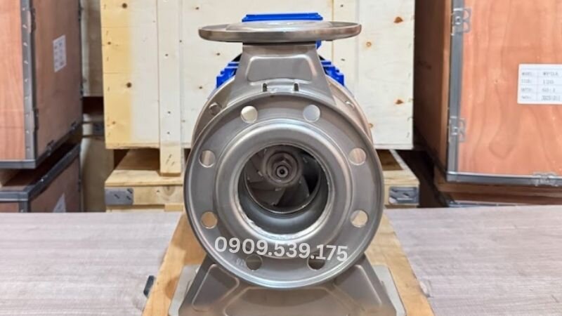 Máy bơm nước công suất 200m3/h có khả năng cung cấp lưu lượng nước lớn, phù hợp trong hệ thống công nghiệp, nông nghiệp.