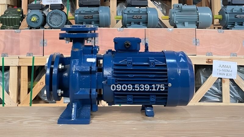 Máy bơm nước ly tâm hoạt động nhờ lực ly tâm của cánh bơm quay, giúp hút và đẩy nước liên tục trong hệ thống cấp nước.