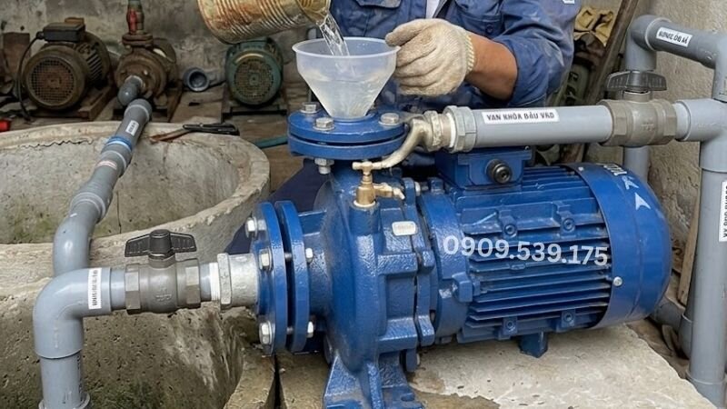 Mồi nước đúng cách giúp máy bơm nước motor vận hành trơn tru ngay từ đầu, hạn chế rung lắc.