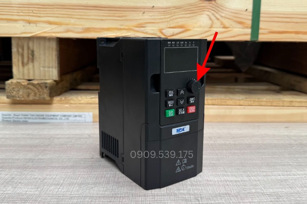 Núm vặn biến tần giúp thay đổi tốc độ motor