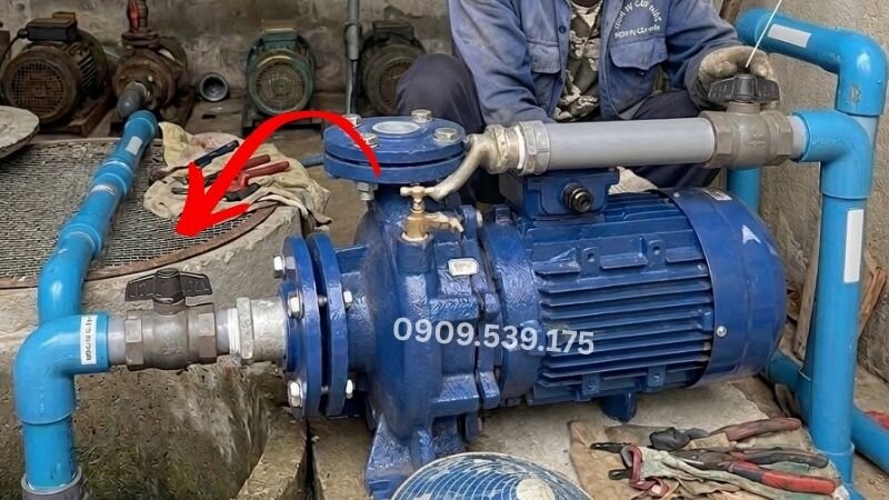 Van một chiều giúp giữ nước trong đường ống hút, ngăn không cho nước chảy ngược về nguồn.