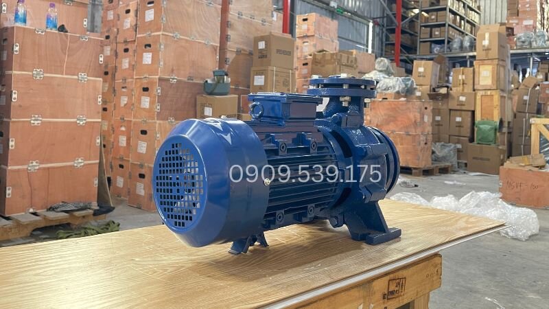 Góc nhìn tổng quan của máy bơm nước 3 pha 2.2kW 3Hp