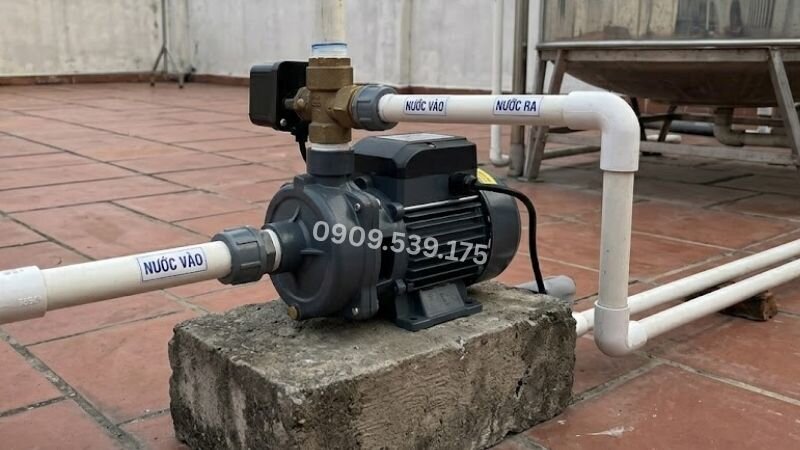 Bơm tăng áp đường ống hoạt động tự động thông qua cảm biến hoặc rơ le.
