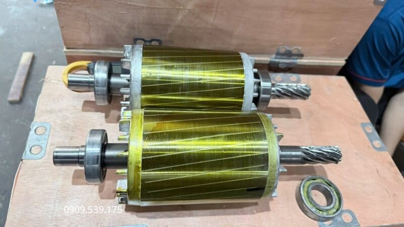 Các biểu hiện hư hỏng vật lý như tiếng kêu lạ, rung lắc hoặc nhiệt độ tăng cao tại đầu trục