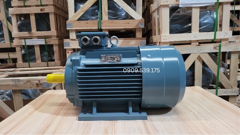 Luôn đảm bảo ngắt nguồn điện hoàn toàn trước khi thao tác và tuyệt đối tránh dùng vòi nước áp lực cao xịt thẳng vào thân máy để phòng ngừa chập cháy
