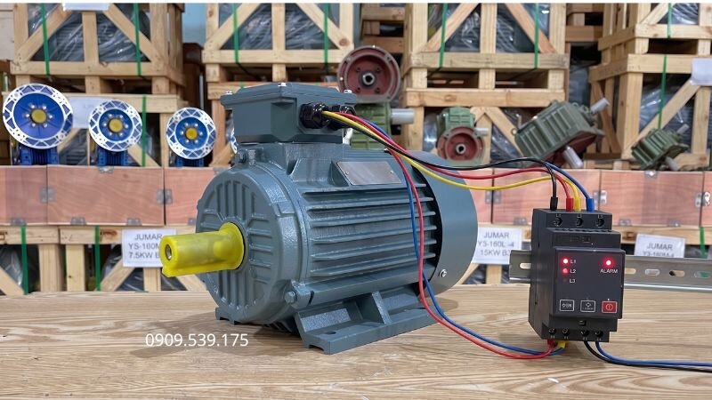Cách thức thiết bị giám sát các thông số điện áp để ra lệnh ngắt mạch bảo vệ động cơ khi có sự cố.