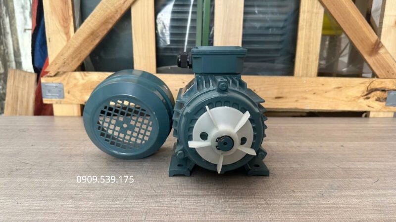 Căn chỉnh và đưa quạt mới vào trục