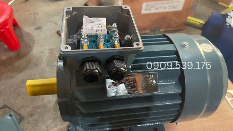 Phân tích chức năng cụ thể của cầu đấu, thanh lá đồng, cọc tiếp địa, cụm làm kín và tụ điện