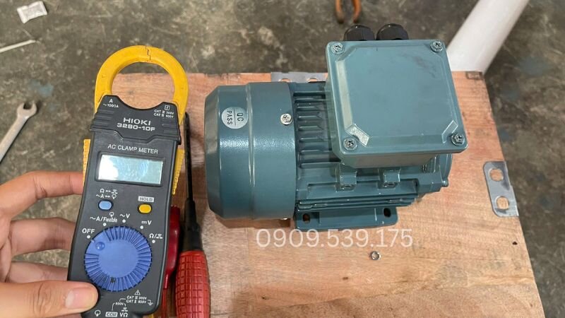 Yêu cầu bắt buộc về trang bị Ampe kìm, găng tay cách điện và kính bảo hộ