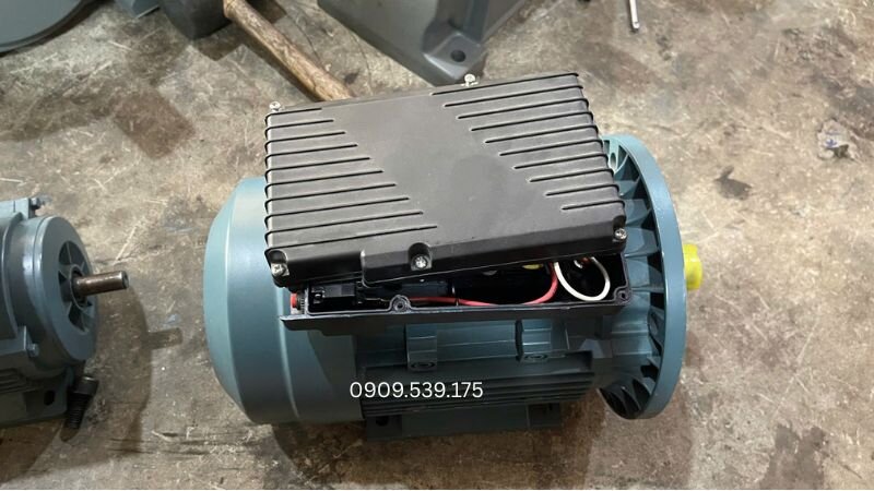 Hướng dẫn đọc tem nhãn để xác định mức điện áp và chọn sơ đồ đấu nối tương ứng