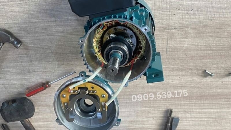 Động cơ điện có cấu tạo đơn giản, chủ yếu gồm stator đứng yên và rotor chuyển động.