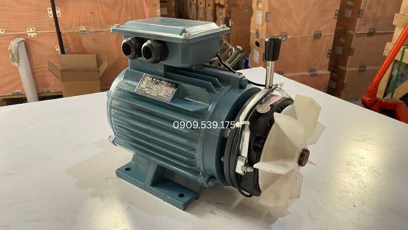 Bộ dụng cụ gồm các dải thước lá thép đo khe hở, chìa vặn lục giác và bình xịt khí nén chuyên dụng