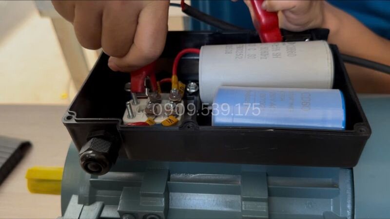 Kỹ thuật viên đang đấu nối motor 1 pha.