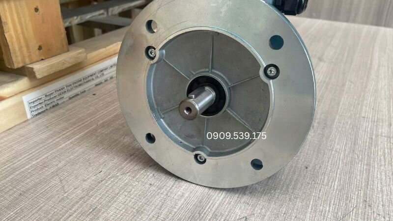 Chuẩn bị bộ dụng cụ đo lường và tháo lắp chuyên dụng để xử lý an toàn