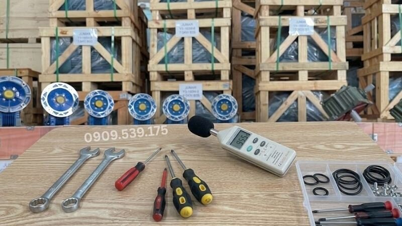 Dụng cụ chính khi đo độ ồn motor.