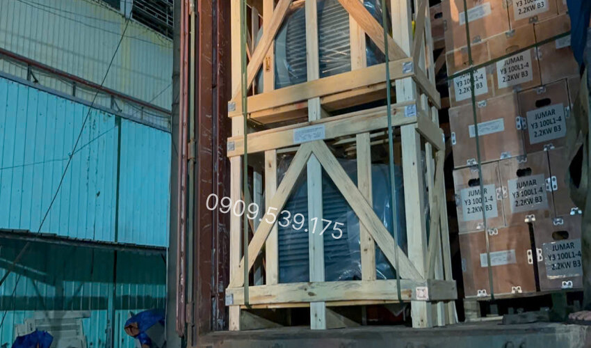 Hàng còn đang trên container