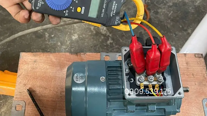 Dùng ampe kìm kẹp vào 3 dây pha
