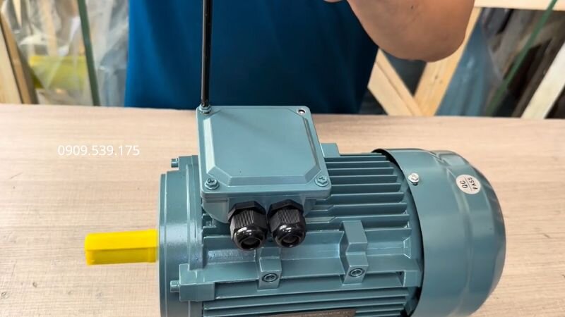 Kiểm tra gioăng cao su và đóng kín nắp hộp cực