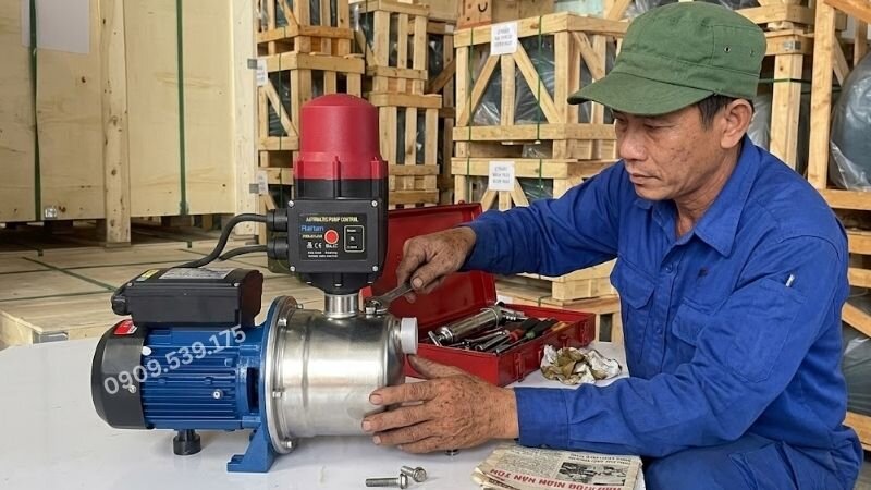 Kỹ thuật viên đang bảo dưỡng máy bơm tăng áp.