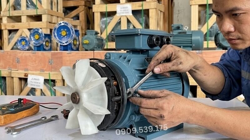 Kỹ thuật viên đang chỉnh khe hở phanh từ motor.