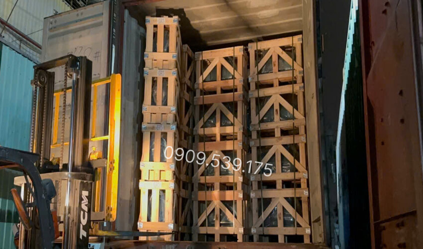 Lô động cơ điện về trong đêm