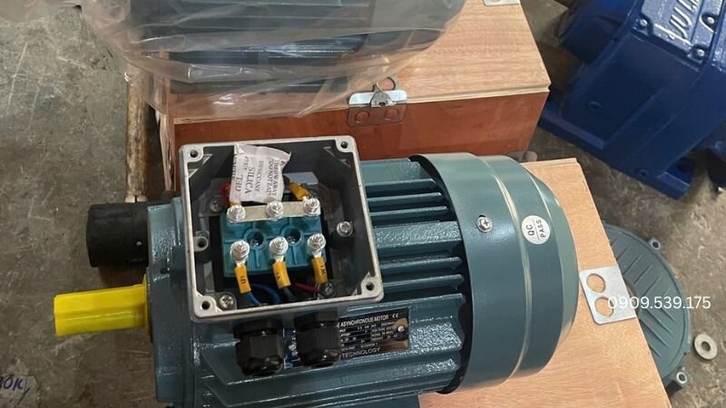 Các yêu cầu bắt buộc về lực siết đai ốc, bấm đầu cốt cáp và kiểm tra rỉ sét để ngăn ngừa sự cố phóng điện