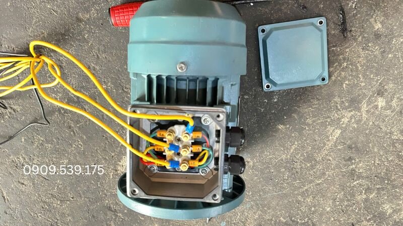 Lý do phải cố định dây trong hộp cực motor điện
