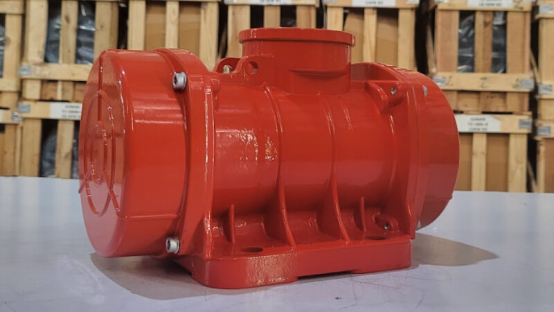 Vibratory equipment with adjustable vibration amplitude