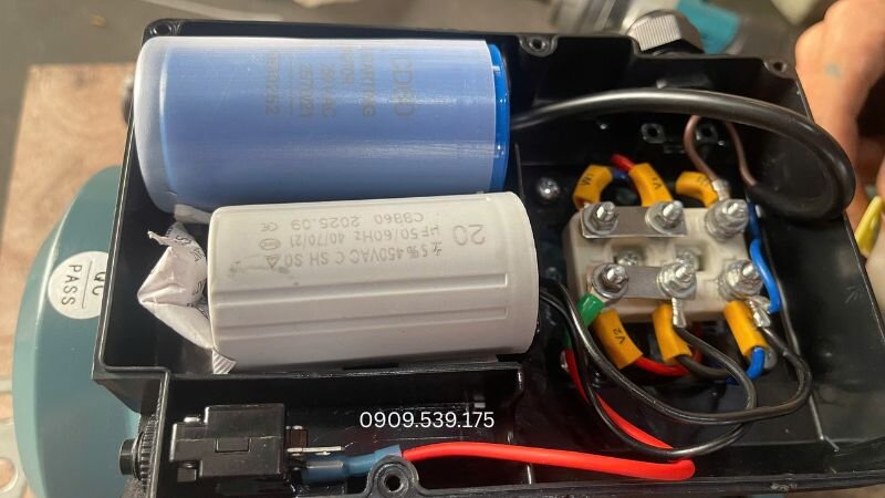 Giải thích cơ chế từ trường đập mạch khiến trục rotor đứng yên