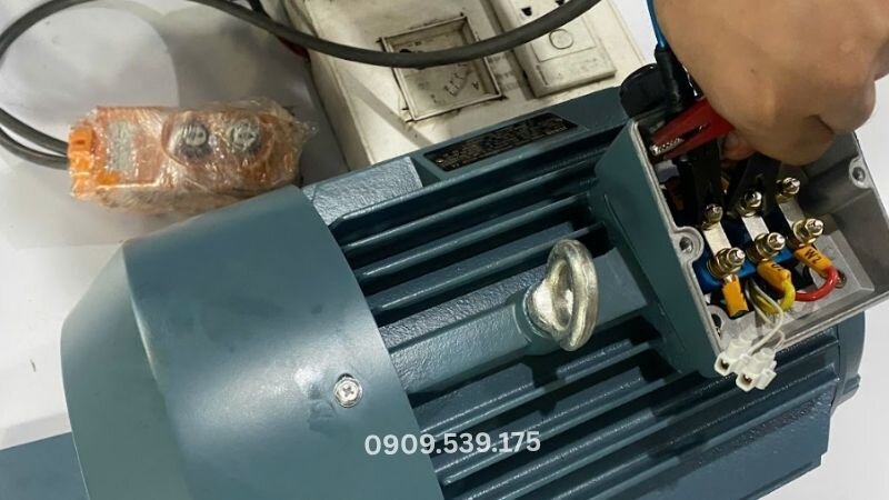 Nguyên nhân do đấu nối sai sơ đồ.