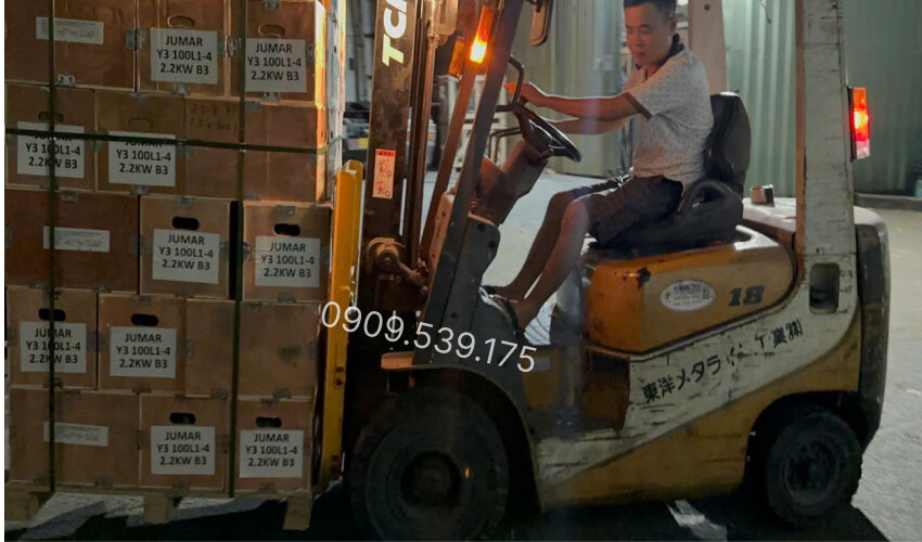 Nhân viên đang đưa hàng vô kho Thành Thái Motor 