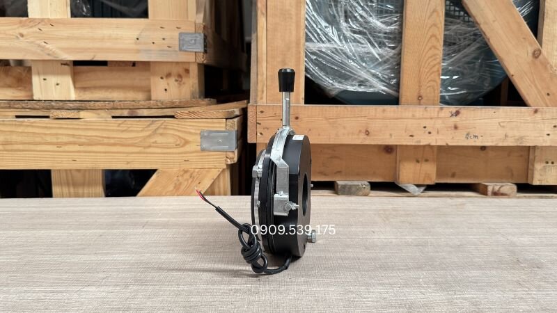 Lưu ý thao tác: Không cấp điện AC trực tiếp vào cuộn phanh DC và cẩn thận với lực nén của lò xo.