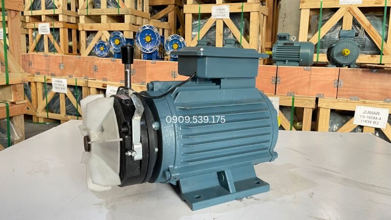 Thao tác đưa thước lá vào khoảng trống giữa mâm từ và đĩa ép để đo lường và vặn đai ốc điều chỉnh trị số khe hở