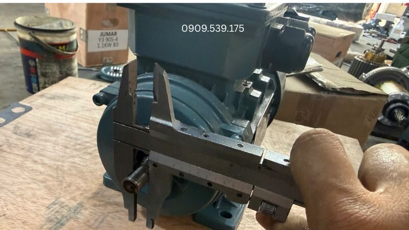 Các phụ kiện truyền động cơ khí được lắp đặt trên cốt trục motor.
